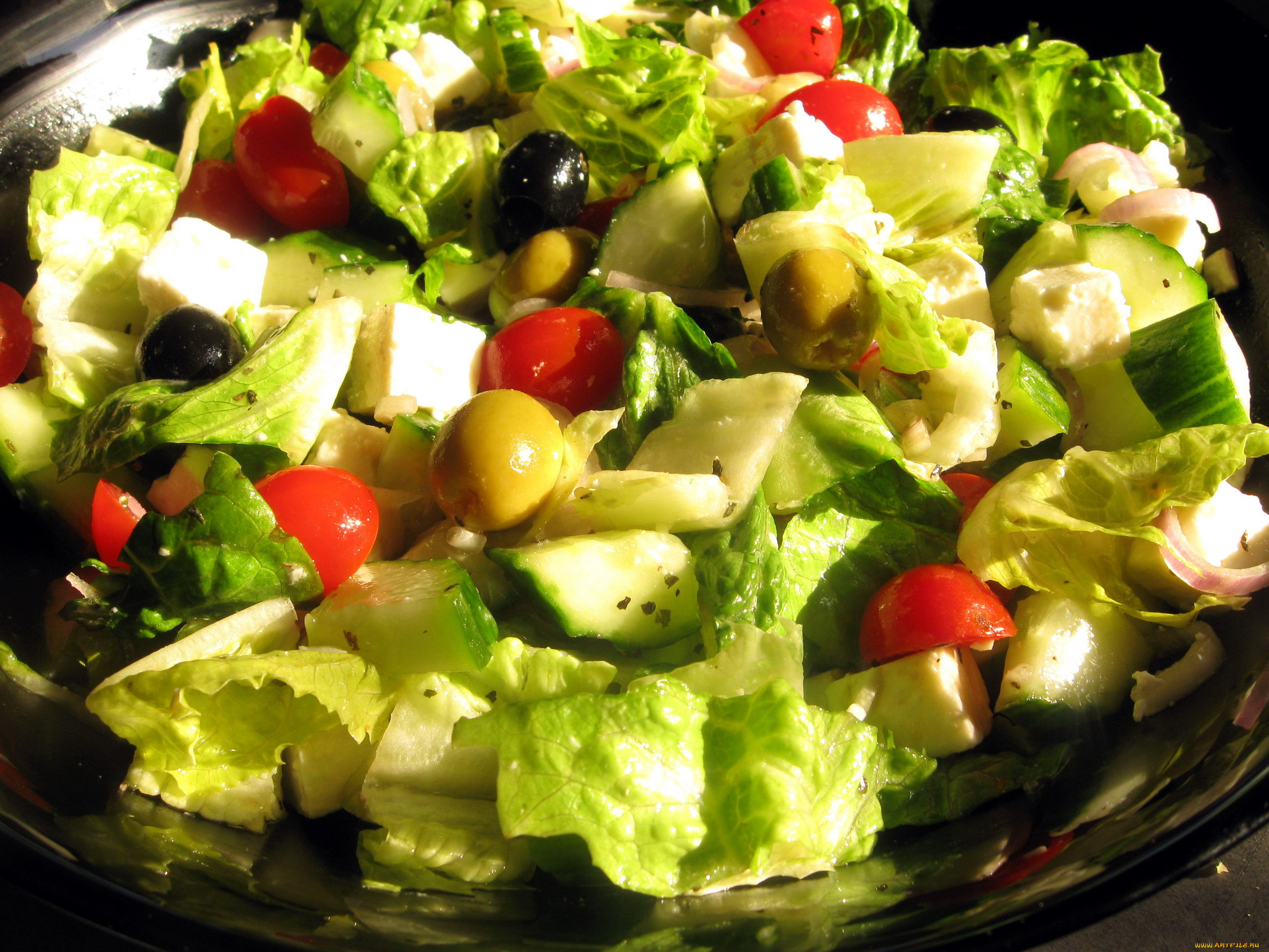 Салаты с оливками рецепты простые. Салат с оливками. Оливковый салат. Салат помидоры огурцы маслины. Салат с пекинской капустой и оливками.